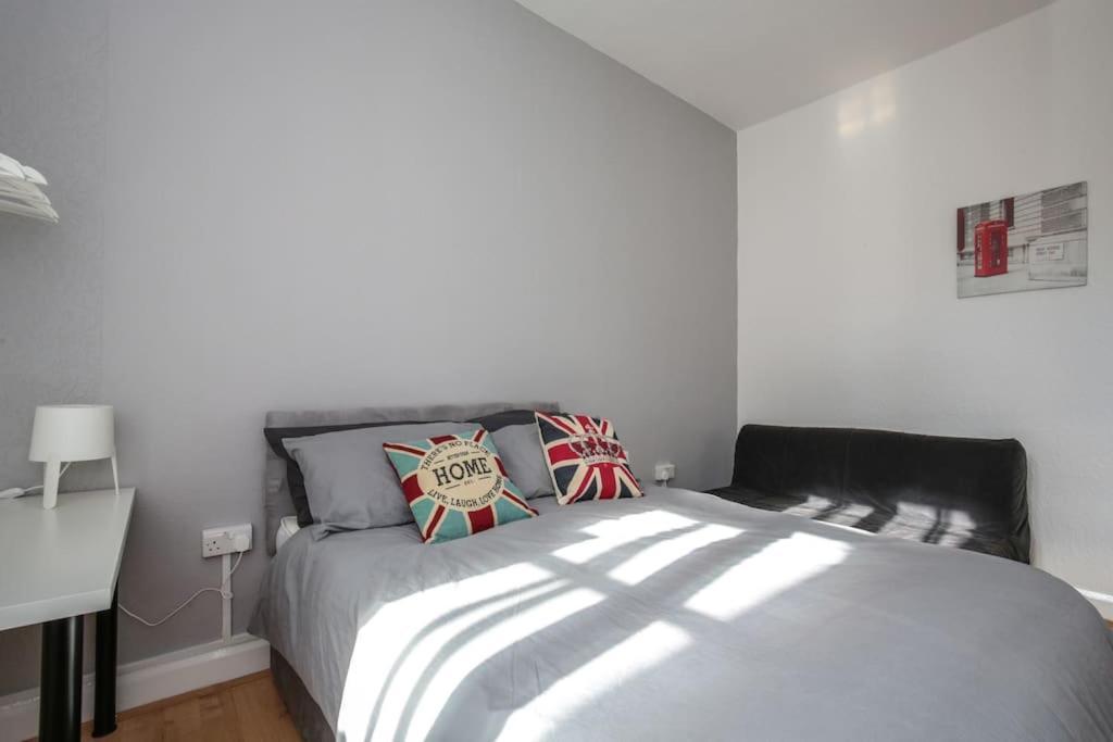 Large Modern Spacious House 6 Bedrooms 5 Bathrooms * Londen