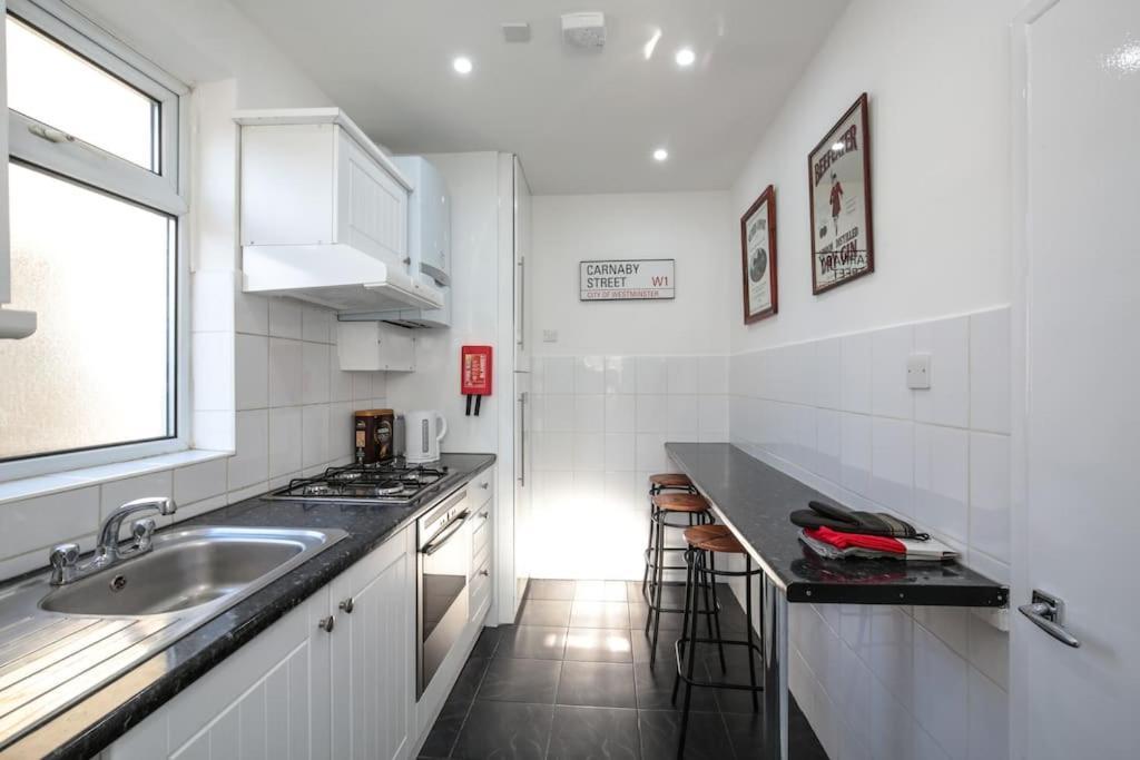Holiday home Large Modern Spacious House 6 Bedrooms 5 Bathrooms London