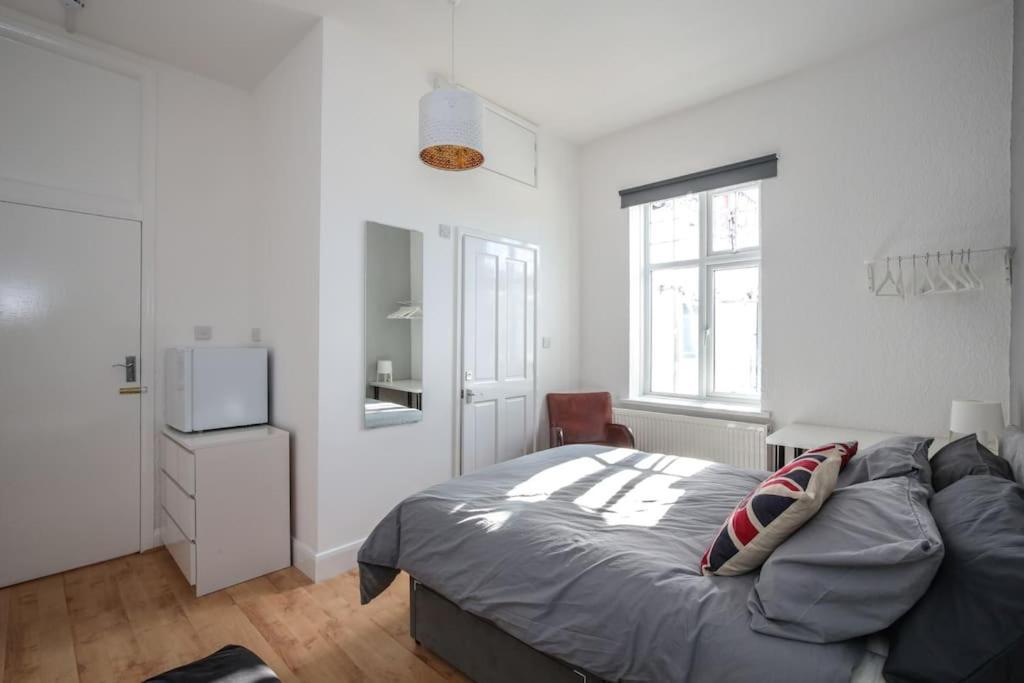 Large Modern Spacious House 6 Bedrooms 5 Bathrooms Holiday home London