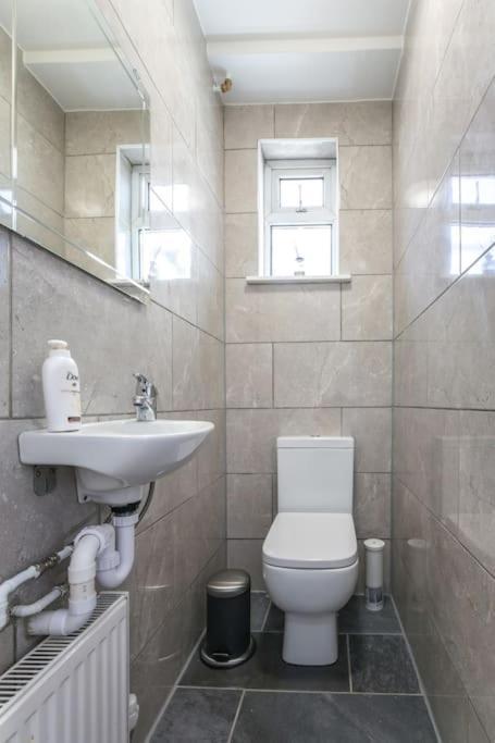 Large Modern Spacious House 6 Bedrooms 5 Bathrooms Holiday home London