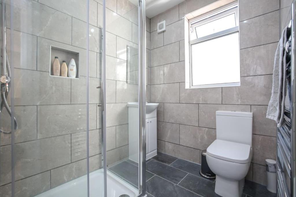 Large Modern Spacious House 6 Bedrooms 5 Bathrooms * Londen