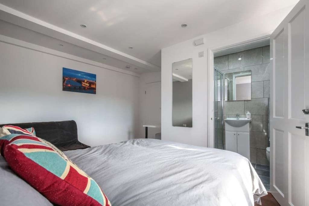 Large Modern Spacious House 6 Bedrooms 5 Bathrooms Holiday home London