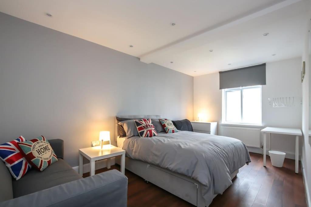 Large Modern Spacious House 6 Bedrooms 5 Bathrooms Holiday home London