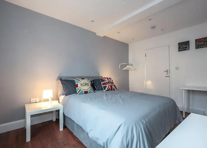 Large Modern Spacious House 6 Bedrooms 5 Bathrooms